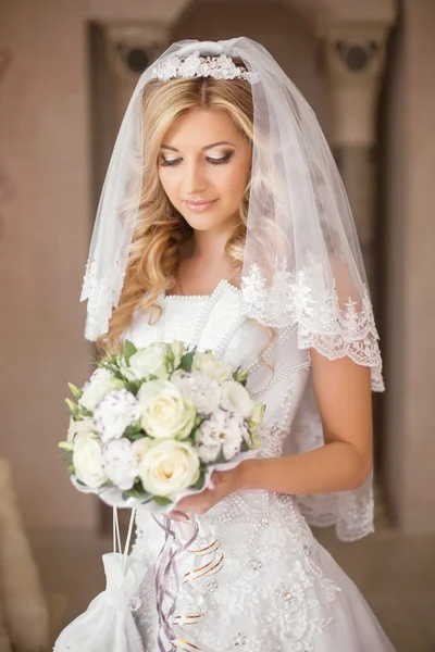 Bella donna sposa con mazzo di fiori, trucco di nozze e — Foto Stock