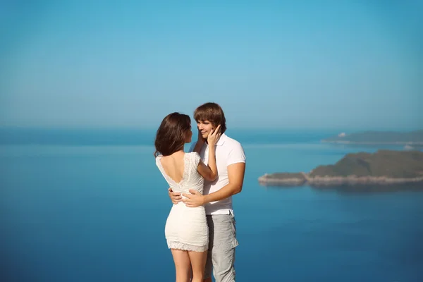 Casal apaixonado no amor sobre o mar e fundo céu azul. Enjo. — Fotografia de Stock