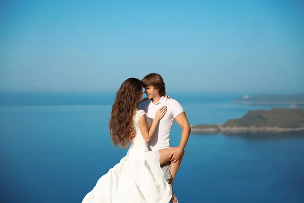 Sposa e Sposo ritratto all'aperto. coppia con passione oltre blu — Foto Stock