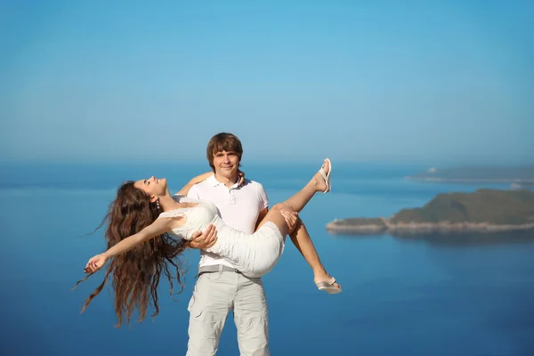 Feliz casal sorrindo se divertindo sobre fundo céu azul. Enjoym — Fotografia de Stock