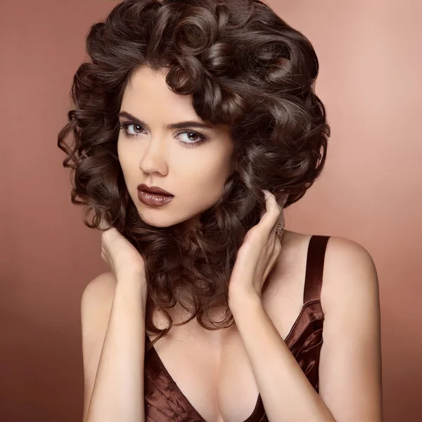 Schönheit Modell Mädchen mit gesunden braunen Haaren. schöne brünette wo — Stockfoto