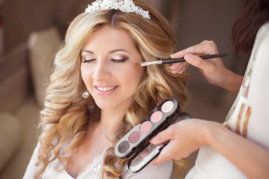 Makyaj ve hairsty ile gülümseyen güzel gelin düğün portre