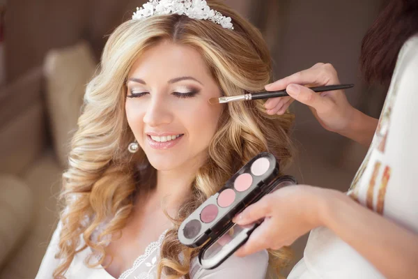 Retrato de boda novia sonriente bella con maquillaje y hairsty — Foto de Stock