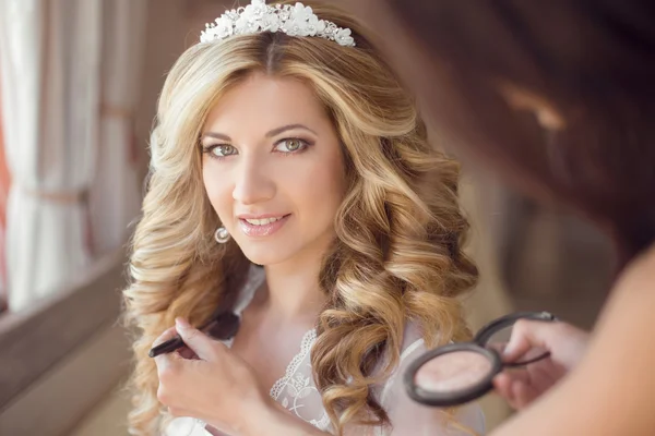 Make up stylist. Rambut sehat. indah tersenyum pengantin pernikahan p — Stok Foto