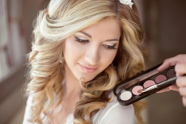 Maquillaje sombra de ojos en polvo. Retrato de novia chica atractiva con lo — Foto de Stock