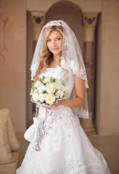 Mulher noiva sorridente bonita com buquê de flores, m casamento — Fotografia de Stock