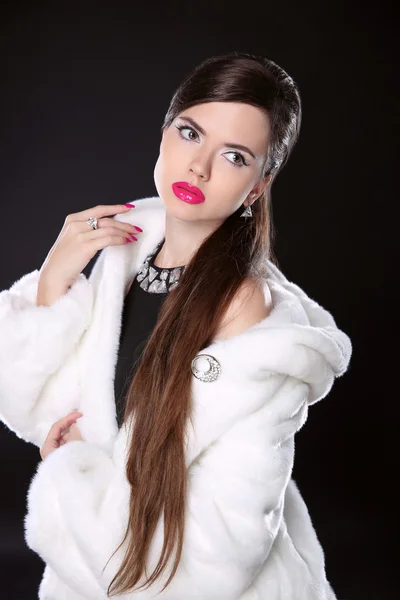 Beauty Fashion Model Girl in white Mink Fur Coat (em inglês). Inverno de luxo — Fotografia de Stock