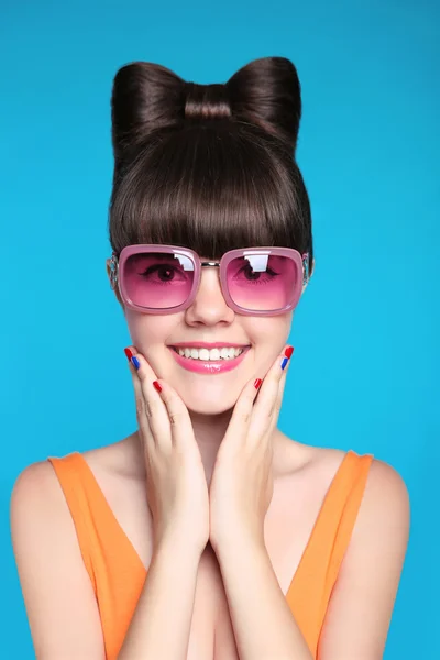 Glada leende teen flicka med rosett frisyr, rolig modell som bär — Stockfoto