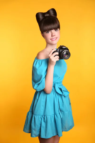 아름 다운 행복 한 웃는 십 대 소녀 사진을 복용. 예쁜 모델 — 스톡 사진