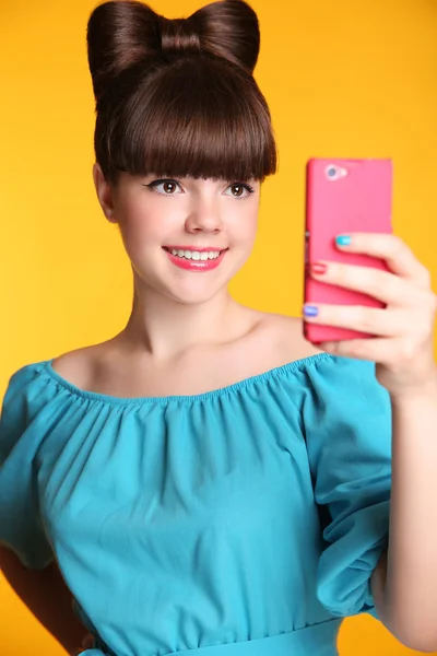 Ευτυχισμένος χαμογελαστό αστείο κορίτσι εφήβων λαμβάνοντας Selfie φωτογραφία σχετικά με έξυπνο τηλέφωνο — Φωτογραφία Αρχείου
