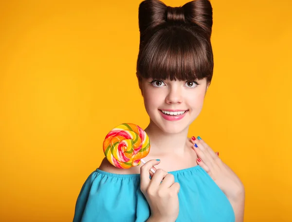 Schoonheid gelukkig lachend tiener meisje eten kleurrijke lolly. Lollyp — Stockfoto