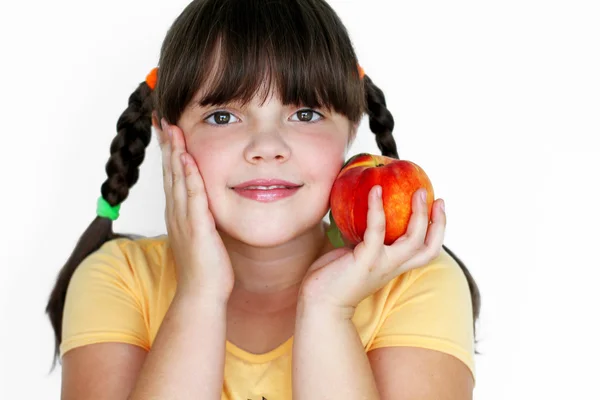 Souriant jeune fille avec pêche isolé sur fond blanc — Photo