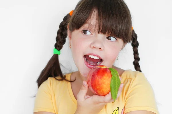 Grappige kind eten perzik, portret close-up — Stockfoto