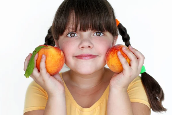 Retrato chica bonita con dos melocotones aislados sobre fondo blanco — Foto de Stock