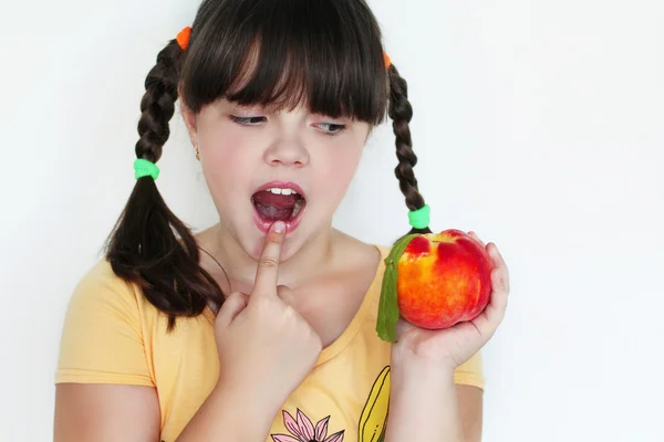 Retrato de niña encantadora divertida con melocotón — Foto de Stock