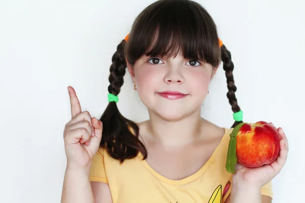 Meisje met perzik, betalen voor de aandacht — Stockfoto