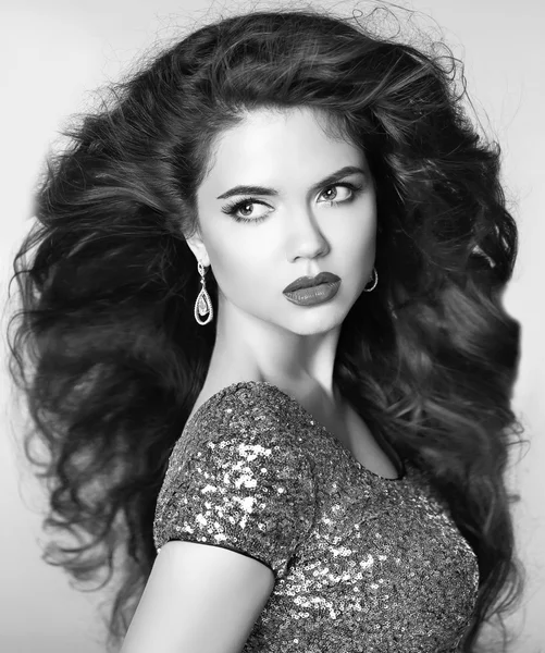 Hermosa chica elegante modelo con joyas, maquillaje y lon ondulado h — Foto de Stock