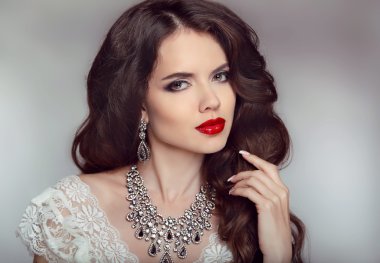 Şehvetli kırmızı dudaklar ile bir güzel moda gelin kız portresi