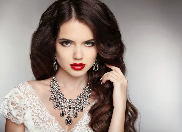 Peinado. Maquillaje. Joyas. Hermosa mujer con el pelo rizado y — Foto de Stock