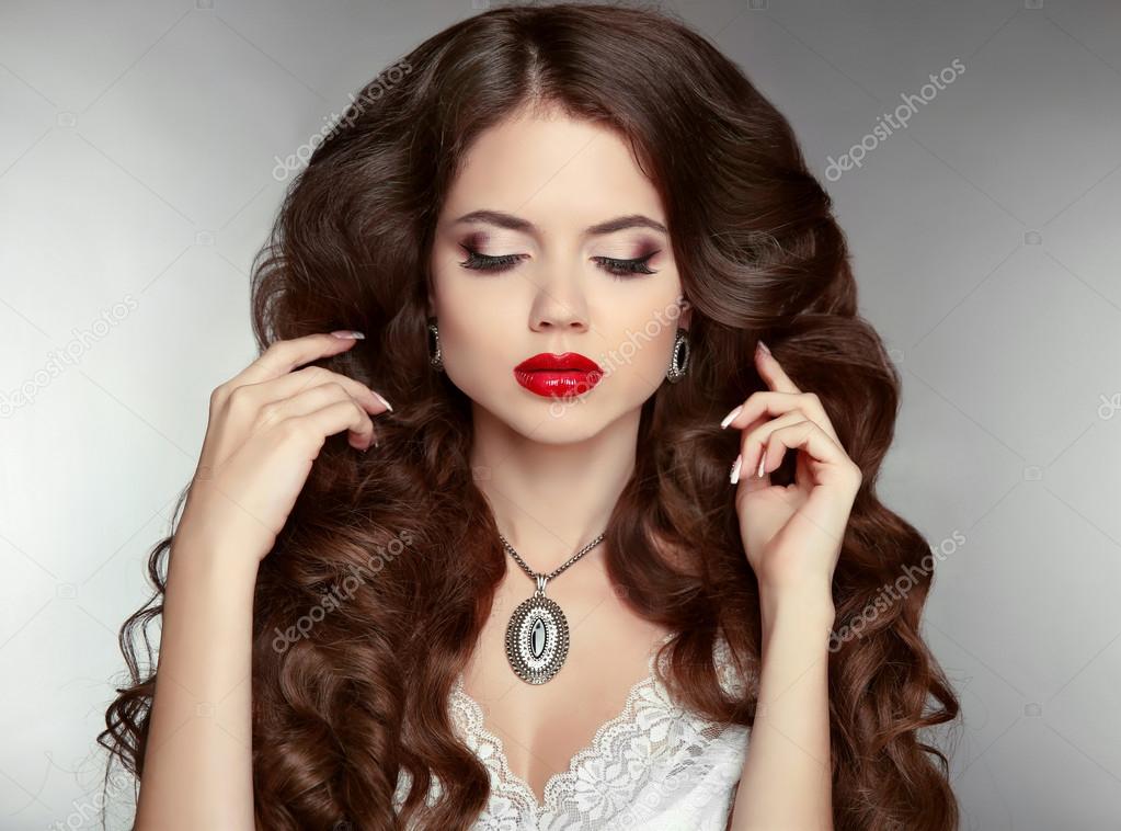 Cheveux Longs Maquillage Belle Femme Avec Une Coiffure