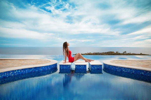 Summer holiday girl fashion concept. Luxury resort woman relaxin — Stock Photo, Image