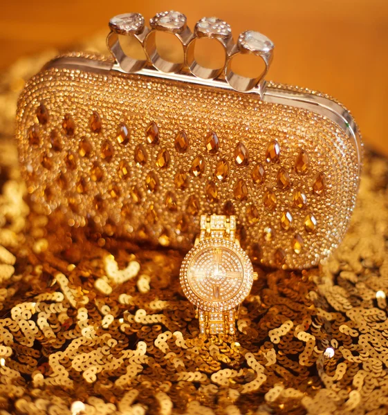 Gyllene womens modeaccessoarer. Luxury Armbandsur och handväska, — Stockfoto