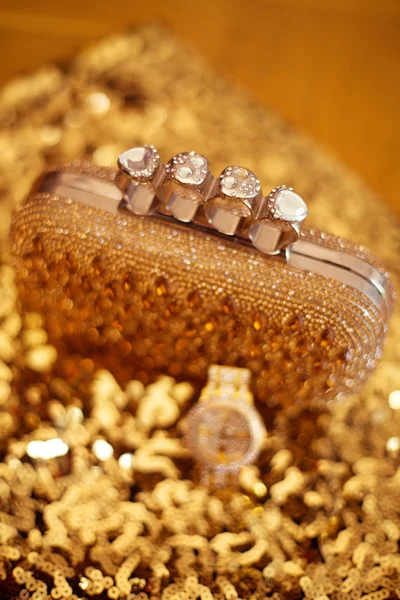 Moda acessórios de mulheres douradas. Relógio de pulso de luxo e bolsa , — Fotografia de Stock