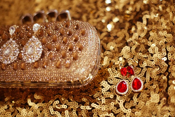 Kostbare Gem mode earring met diamanten en ruby edelstenen op sequ Rechtenvrije Stockafbeeldingen