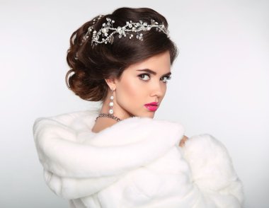 Güzellik moda Model kız beyaz vizon kürk manto. Hairst düğün