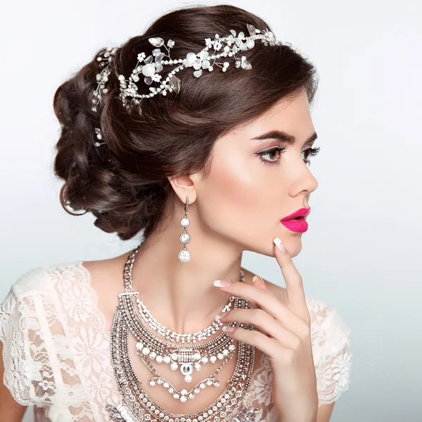 Beauty Fashion Model Girl com penteado elegante do casamento. Beauti... — Fotografia de Stock