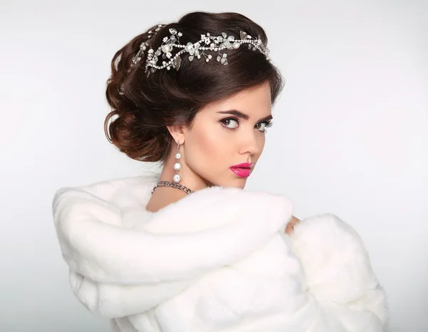 Beauty Fashion Model Mädchen in weißem Nerzpelzmantel. Hochzeitsfrisur — Stockfoto
