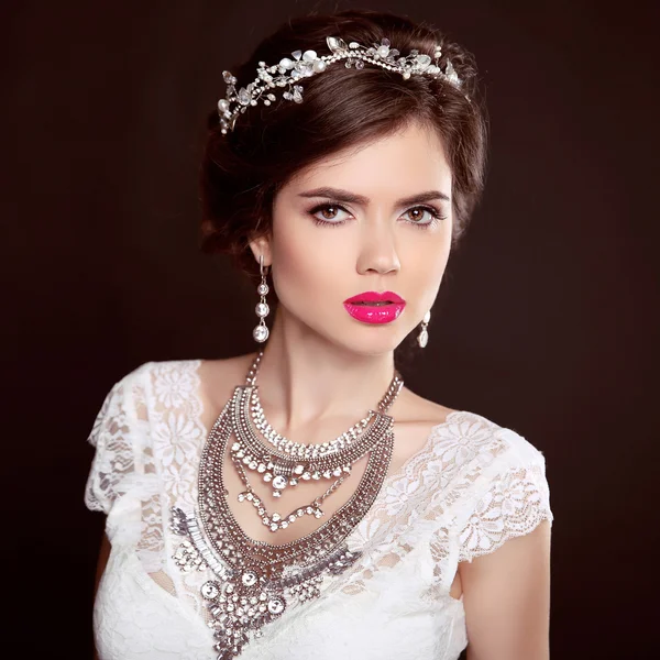 Jewellery. Beauty Fashion Model Girl with wedding elegant hairst — 图库照片