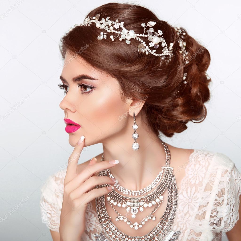 Wedding Hairstyle. Beautiful fashion bride girl model portrait.