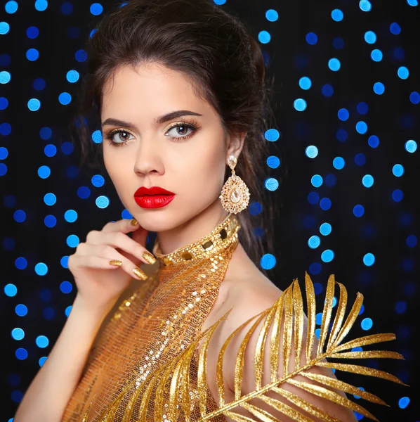 Belleza Retrato de una hermosa modelo de moda con labios rojos — Foto de Stock