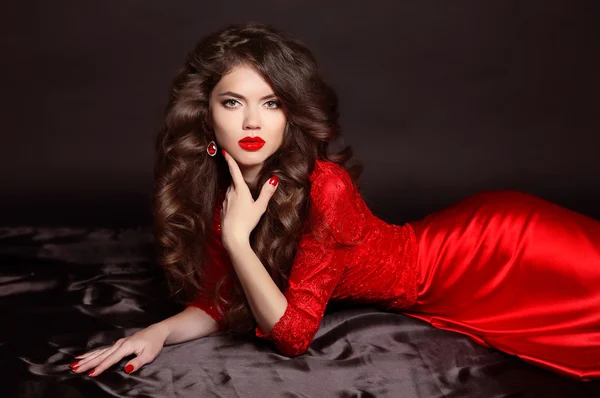 Retrato de moda de belleza. Hermosa mujer con pelo rizado usando — Foto de Stock