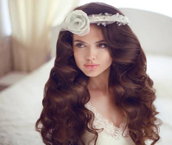 Peinado de boda. Hermosa novia morena modelo con largo — Foto de Stock