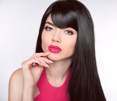 Uzun sağlıklı saçlar. Makyaj. Manikürlü tırnaklar. Güzel model kız