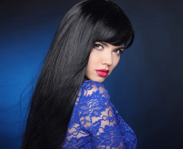 Cabelo preto comprido. Menina modelo bonita com shin reta saudável — Fotografia de Stock