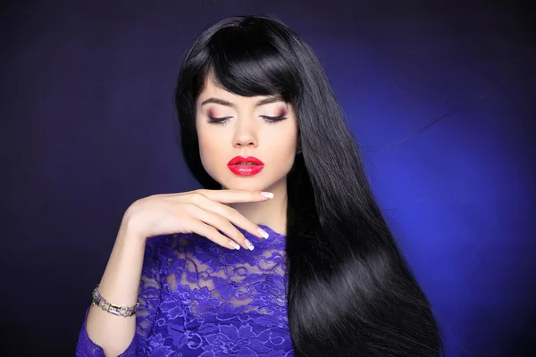 Hair. Makeup. Beautiful Brunette Girl. Healthy straight Long Hai — Stock Photo, Image
