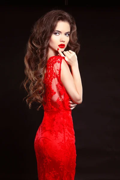 Siyah sırt üstü izole Kırmızı elbiseli güzellik moda zarif kadın — Stok fotoğraf