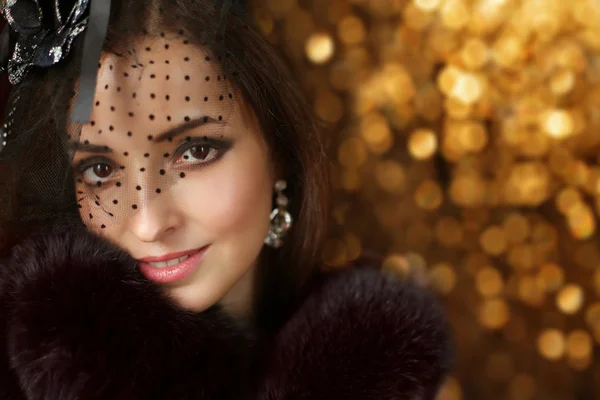 Vackra mode retro leende kvinna klädd i mössa med slöjan en — Stockfoto