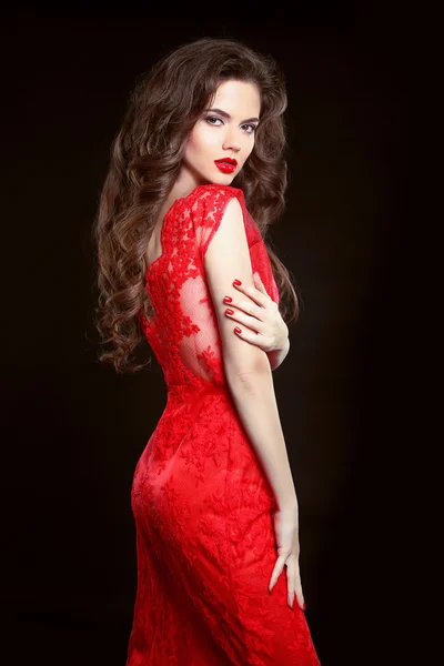 Hermosa mujer sexy en vestido de moda roja aislado en la espalda negra — Foto de Stock