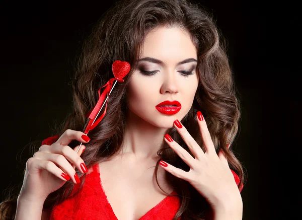 Czerwone usta, wypielęgnowane paznokcie. Piękna młoda kobieta model z beau — Zdjęcie stockowe