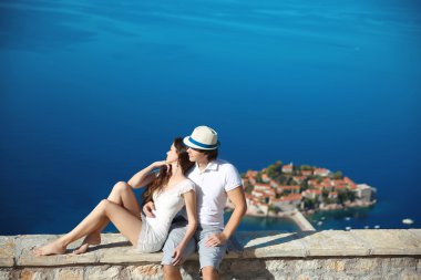 Sveti Stefan yukarıda deniz sahil üzerinde aşık romantik genç Çift 