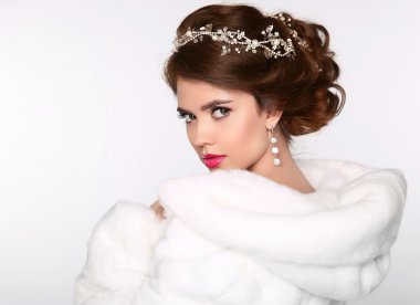 Zarif kadın beyaz kürk paltolu. Düğün saç modeli. Güzel SK