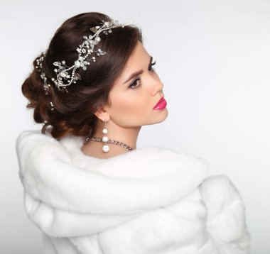 Güzellik moda Model kız beyaz vizon kürk manto. Hairst düğün