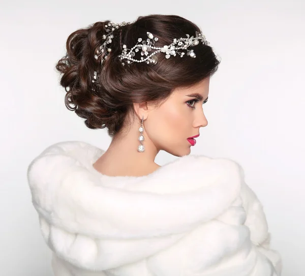 Femme brune élégante en manteau de fourrure blanche. Coiffure de mariage. Béa — Photo