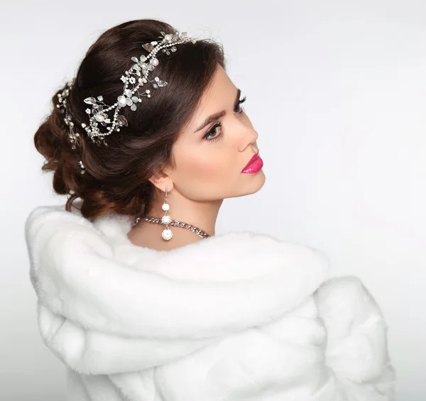 Beauty Fashion Model Girl in white Mink Fur Coat (em inglês). Casamento hairst — Fotografia de Stock