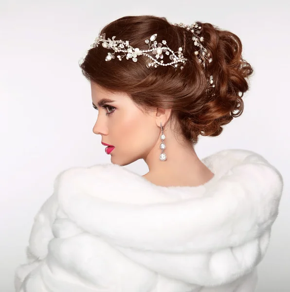 Coiffure de mariage. Jolie fille en manteau de fourrure blanche. Bijoux Ea — Photo