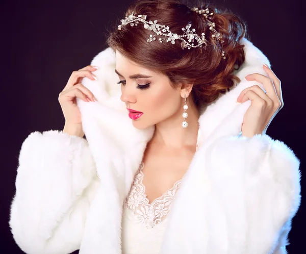 Ομορφιά κορίτσι μοντέλο της μόδας σε άσπρο γούνινο παλτό βιζόν. Γάμου hairst — Φωτογραφία Αρχείου